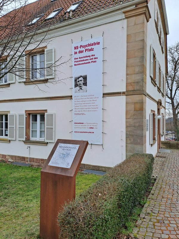 Aussenansicht des Alleehauses mit einem Werbebanner als Hinweis auf die Ausstellung.